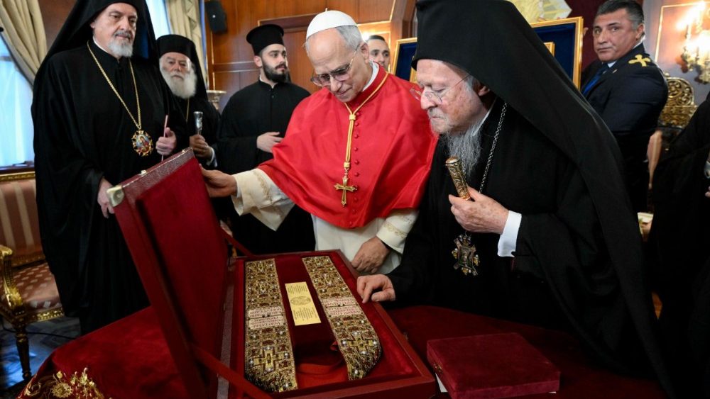 Échange de dons entre le Pape Léon XIV et le patriarche œcuménique de Constantinople, Bartholomée Ier, au Phanar, à Istanbul, le 29 novembre 2025.