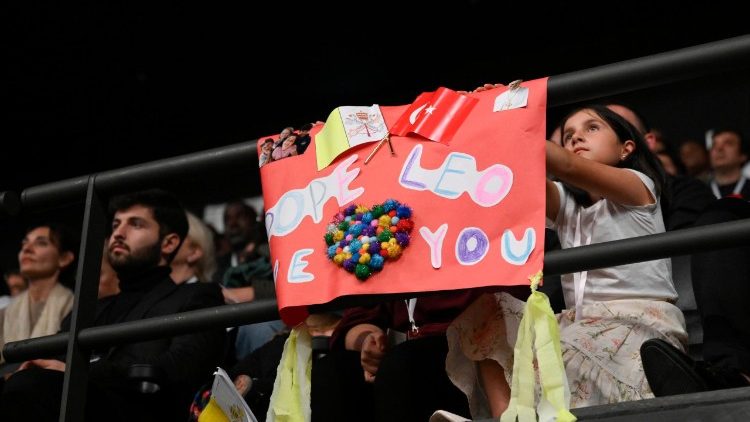 ከተለያዩ አገሮች የተውጣጡ ሰዎች በቮልስዋገን አሬና ተሰበሰቡ