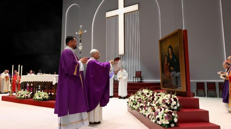 El Papa incensa la imagen de la Virgen María