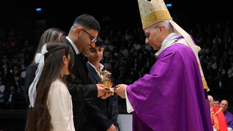 El Papa saluda a algunas personas que han presentado las ofrendas