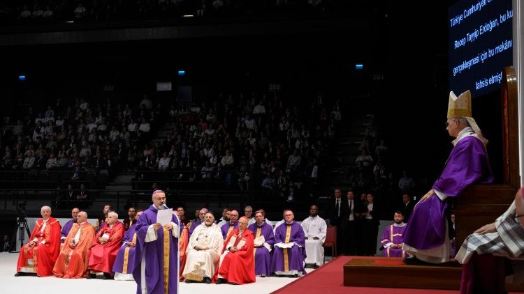 Leon XIV i wikariusz apostolski Stambułu bp. Massimiliano Palinuro