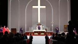 Papa Leone XIV pronuncia l'omelia della Messa alla Volkswagen Arena di Istanbul. A destra, il patriarca ecumenico Bartolomeo I