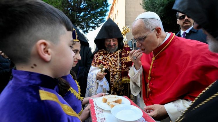 Il Papa mangia un pezzo di pane intinto nell'acqua