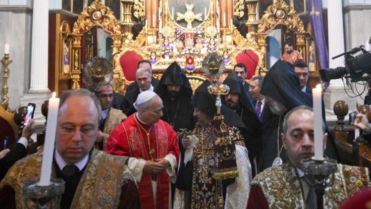 Đức Thánh Cha cầu nguyện tại Nhà thờ Chính tòa Giáo hội Armenia Tông truyền ở Istanbul 