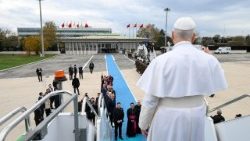 Pope Leo steps aboard the flight taking him to Lebanon after a farewell ceremony at Istanbul airport