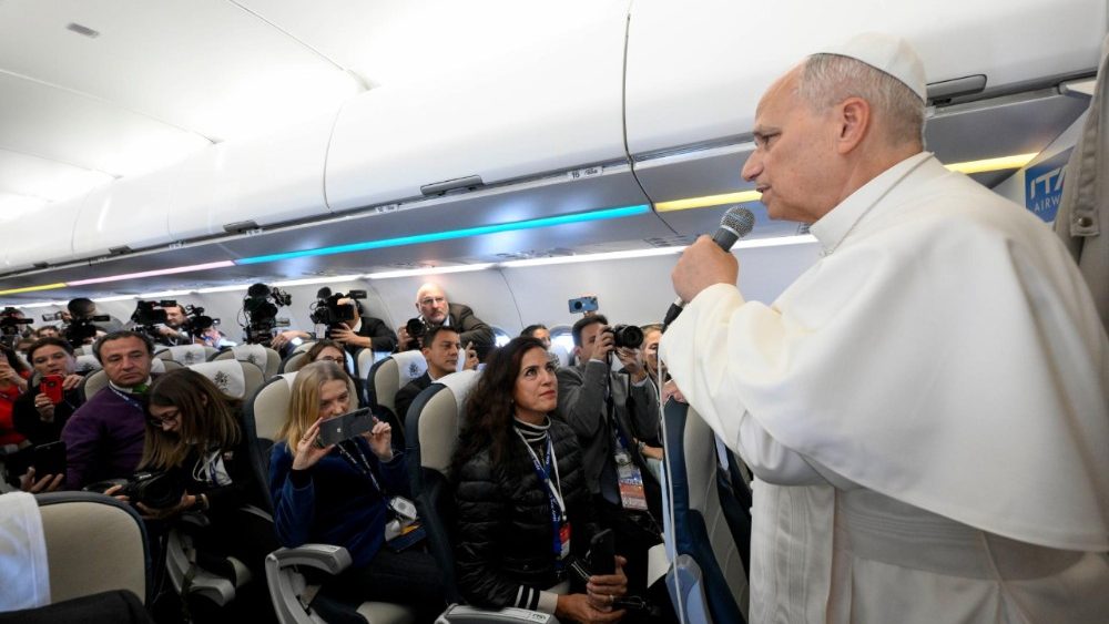 Papa Leone XIV risponde alle domande dei giornalisti sul volo da Istanbul a Beirut