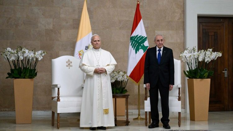 El momento de la interpretación de los himnos del Líbano y del Estado de la Ciudad del Vaticano