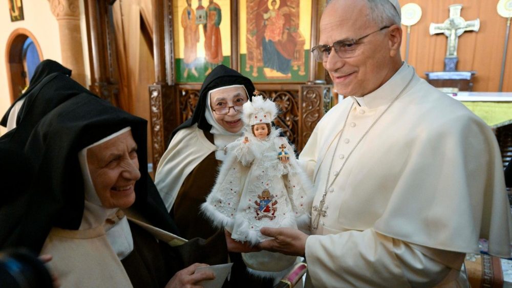 教皇レオ14世、カルメル会修道女らと　2025年11月30日　レバノン・ハリッサ