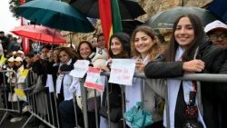 Libańscy pielgrzymi przy grobie św. Szarbela