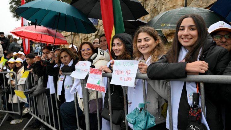 Libańscy pielgrzymi przy grobie św. Szarbela