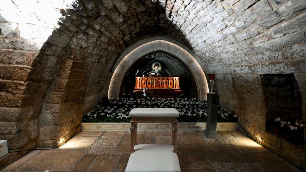 2025.12.01 Viaggio Apostolico in Libano - Visita e Preghiera sulla Tomba di San Charbel Makluf presso il Monastero di San Maroun ad Annaya