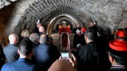 Modlitwa przy grobie św. Szarbela Maklufa w klasztorze św. Marouna w Annaya