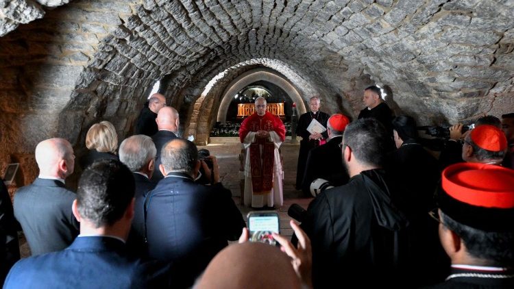 Modlitwa przy grobie św. Szarbela Maklufa w klasztorze św. Marouna w Annaya