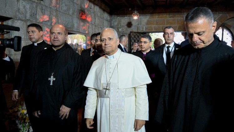 Đức Thánh Cha Lêô XIV cầu nguyện tại Mộ Thánh Charbel Maklūf ở Libăng