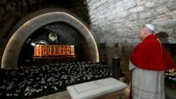 ርዕሰ ሊቃነ ጳጳሳት ሊዮ በቅዱስ ቻርቤል ማክሎፍ መቃብር ስፍራ ተገኝተው ጸሎት ሲያደርጉ 