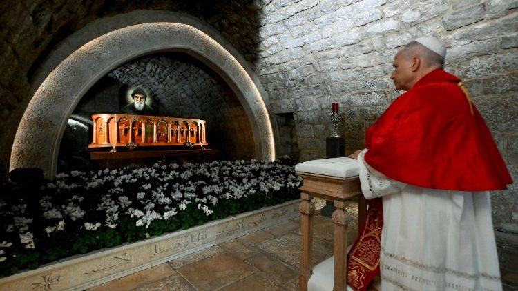 Papież przy grobie św. Szarbela