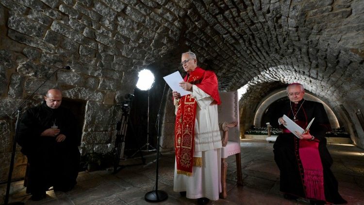 Papa akizungumza na watawa wa Monasteri hiyo