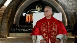 Papa Leon al XIV-lea la mormântul sfântului Charbel.