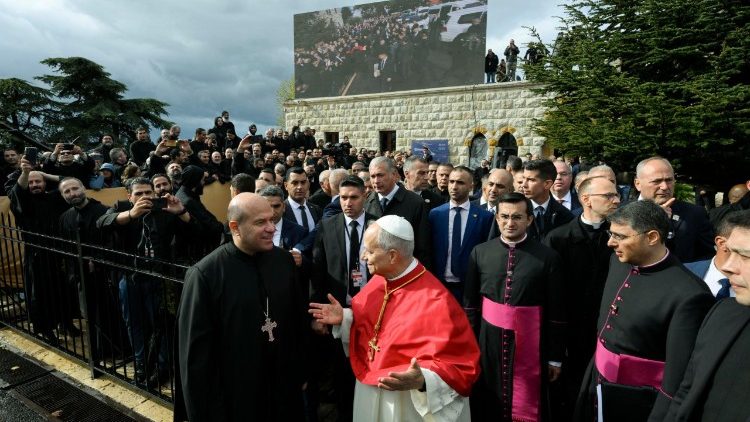 XIV. Leó pápa Annayában, a maronita kolostornál