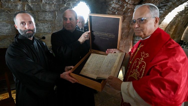 Лев XIV принимает в дар Книгу Псалмов Кузхайя в монастыре Св. Марона (Ливан, 1 декабря 2025 г.)