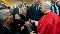 Leone XIV saluta i partecipanti all'icontro con la Chiesa libanese nel Santuario di Harissa