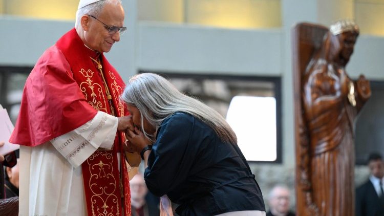 Loren Capobres saluda a León XIV en el Santuario de Nuestra Señora del Líbano en Harissa (@Vatican Media)