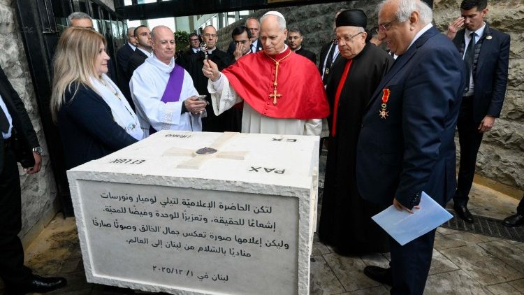 Papa akibariki Jiwe la Msingi