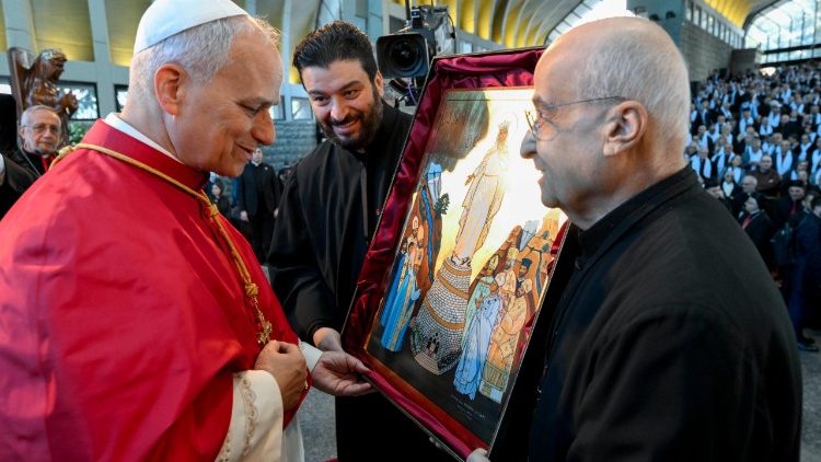 Papa akipokea zawadi