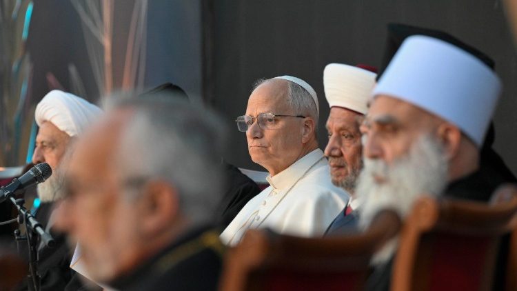 Los líderes religiosos  y el Papa reunidos  en el Encuentro interreligioso y ecuménico 