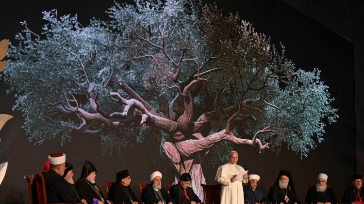 संत पापा लियो अपना संदेश  देते हुए