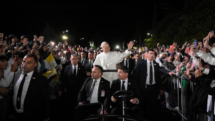 The Pope encouraged the thousands of young people to keep "the enthusiasm to change the course of history"
