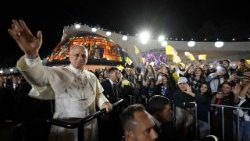 Il Papa tra i giovani all'arrivo a Bkerké