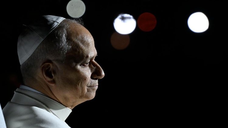 Papież podczas spotkania z młodymi na placu przed Patriarchatem Antiochii Maronitów w Bkerke