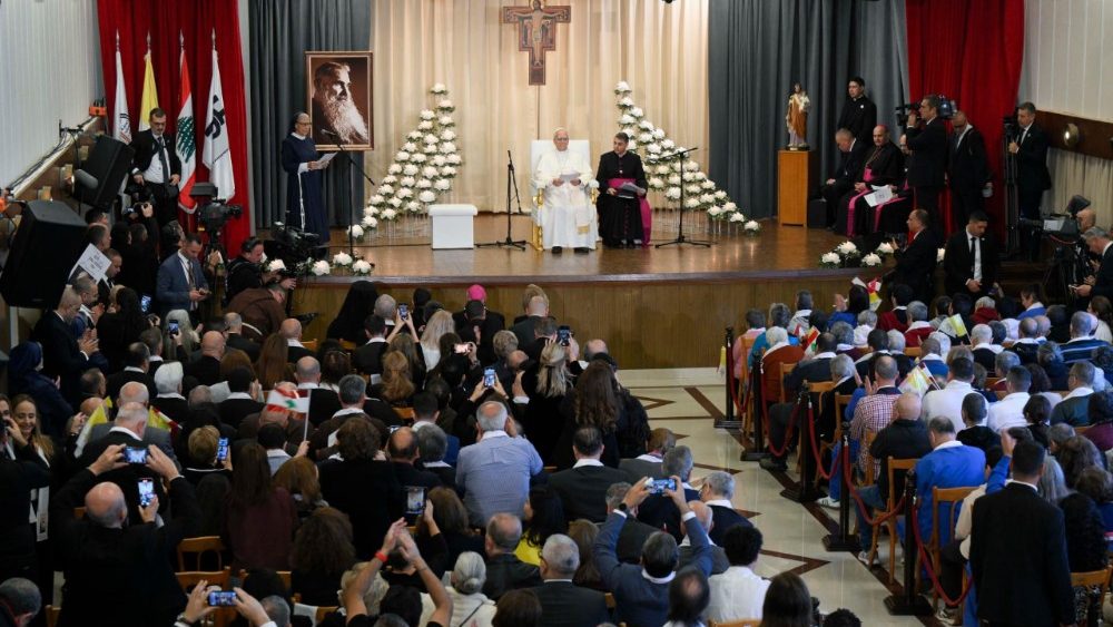 2025.12.02 Viaggio Apostolico in Libano - Visita agli operatori e assistiti dell'ospedale De La Croix a Jan ed Dib 