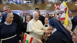 Papież gorąco witany w szpitalu De la Croix