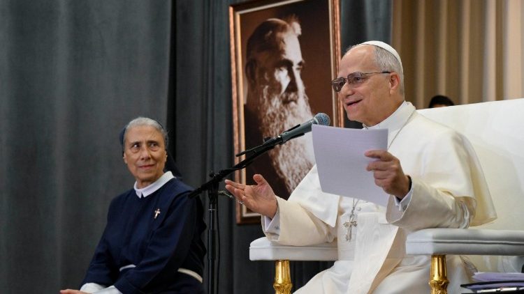 O Papa ao lado da superiora da congregação das Irmãs Franciscanas da Cruz, Madre Marie Makhlouf