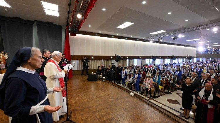 हॉल में संत पापा लियो आशीष देते हुए 