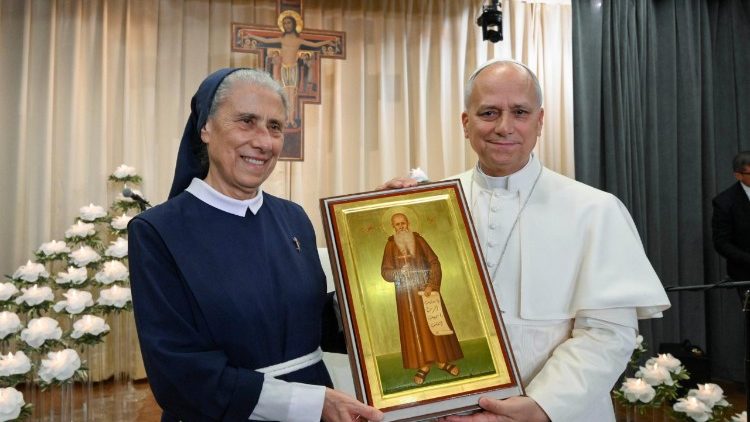 Madre Marie Makhlouf doa ao Papa um ícone
