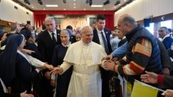 Pápež počas návštevy nemocnice De La Croix 