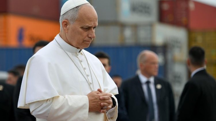 Papież w ciszy modlił się pod pomnikiem ofiar