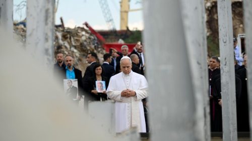 Papież Leon XIV podczas cichej modlitwy na miejscu wybuchu w porcie w Bejrucie