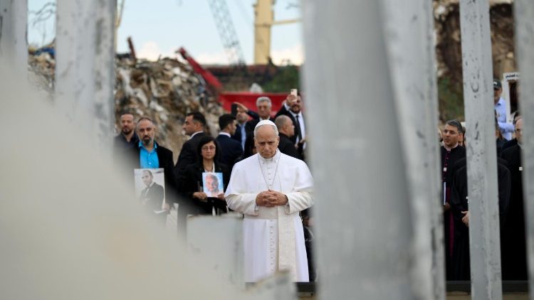Papież Leon XIV podczas cichej modlitwy na miejscu wybuchu w porcie w Bejrucie