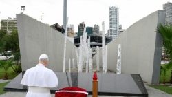 2025.12.02 Viaggio Apostolico in Libano - Preghiera silenziosa al luogo dell’esplosione del porto di Beirut