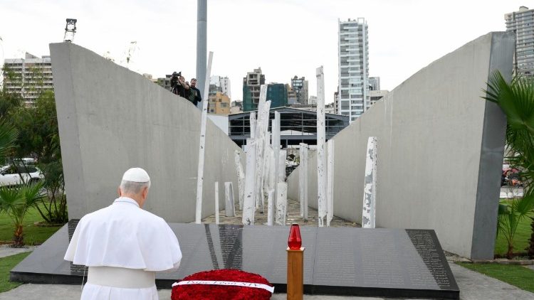Đức Thánh Cha cầu nguyện tại nơi xảy ra vụ nổ ở cảng Beirut