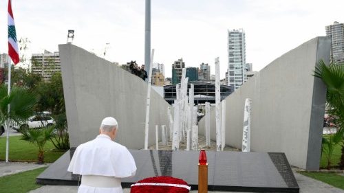 O Papa Leão XIV reza em silêncio no Porto de Beirute