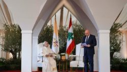Ceremonia pożegnania na lotnisku w Bejrucie. Papieża żegnał prezydent Libanu Joseph Khalil Aoun