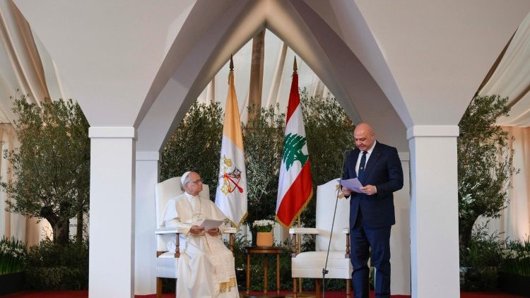 Ceremonia pożegnania na lotnisku w Bejrucie. Papieża żegnał prezydent Libanu Joseph Khalil Aoun