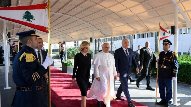 O Papa indo em direção ao avião de retorno a Roma