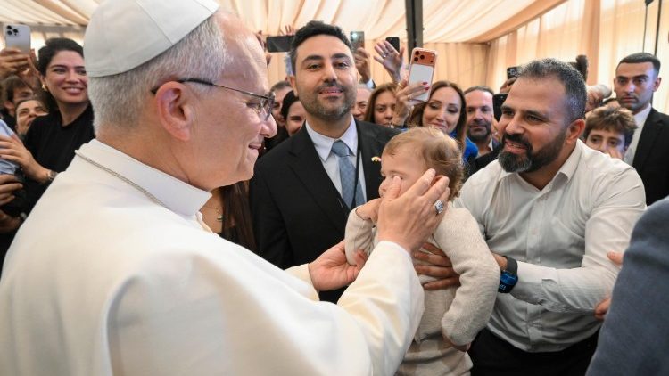 A Szentatya megsimogat egy kisgyermeket