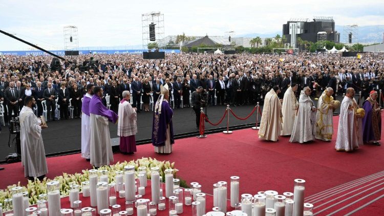 Waamini  wakati wa misa